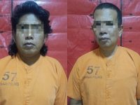 FOTO: Kedua pelaku yakni SB (kiri) seorang anggota LSM, dan JF ASN Inspektorat Kabupaten Sumenep, terjaring OTT Polres Sumenep karena diduga memeras Kepala Desa Batang-Batang Daya, Siti Naisa, terkait proyek pengaspalan jalan desa yang didanai Dana Desa (DD).