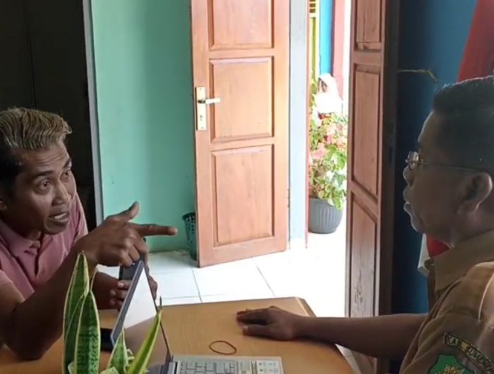 FOTO: Tangkap layar video berdurasi 2.58 detik memperlihatkan ketegangan di ruang guru Sekolah Dasar Negeri (SDN) Duko 1, Kecamatan Arjasa, Pulau Kangean, Sumenep, Jawa Timur, antara oknum LSM dan guru.