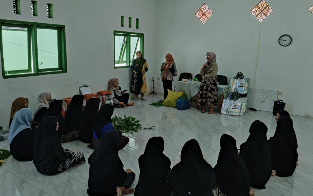 Santri Ponpes At-Taufiqiyah Bluto Dapat Pelatihan Ecoprint dan Menjahit dari Disbudporapar Sumenep