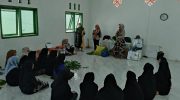 FOTO: Disbudporapar Kabupaten Sumenep saat menggelar pelatihan ecoprint dan menjahit bagi para santri di Pondok Pesantren At-Taufiqiyah, Kecamatan Bluto, Sumenep, pada Jumat (23/5/2025).