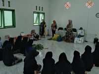 FOTO: Disbudporapar Kabupaten Sumenep saat menggelar pelatihan ecoprint dan menjahit bagi para santri di Pondok Pesantren At-Taufiqiyah, Kecamatan Bluto, Sumenep, pada Jumat (23/5/2025).