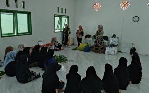 Santri Ponpes At-Taufiqiyah Bluto Dapat Pelatihan Ecoprint dan Menjahit dari Disbudporapar Sumenep