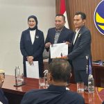 FOTO: Ketua DPP Partai NasDem Teritorial Jawa Timur Bapak, H. Slamet Junaidi (tengah), yang juga menjabat Bupati Sampang Madura, saat menyerahkan SK ketua DPD NasDem Sumenep, Akis Jasuli.