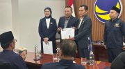 FOTO: Ketua DPP Partai NasDem Teritorial Jawa Timur Bapak, H. Slamet Junaidi (tengah), yang juga menjabat Bupati Sampang Madura, saat menyerahkan SK ketua DPD NasDem Sumenep, Akis Jasuli.