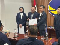 FOTO: Ketua DPP Partai NasDem Teritorial Jawa Timur Bapak, H. Slamet Junaidi (tengah), yang juga menjabat Bupati Sampang Madura, saat menyerahkan SK ketua DPD NasDem Sumenep, Akis Jasuli.