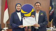 FOTO: Ketua DPD NasDem Sumenep, Akis Jasuli, saat menerima SK dari pengurus DPP NasDem.