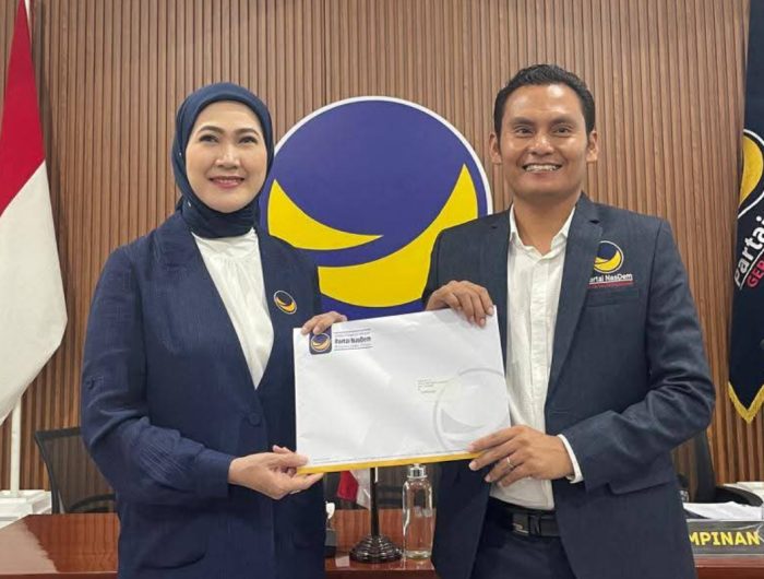 FOTO: Ketua DPD NasDem Sumenep, Akis Jasuli, saat menerima SK dari pengurus DPP NasDem.