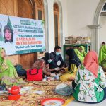 FOTO: Tim medis Puskesmas Ambunten menggelar program Pemeriksaan Kesehatan Gratis (PKG) secara keliling ke desa-desa, saat kegiatan Muslimat Nahdlatul Ulama (NU) Kecamatan Ambunten. (Ist/wartazone.com)
