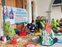 FOTO: Tim medis Puskesmas Ambunten menggelar program Pemeriksaan Kesehatan Gratis (PKG) secara keliling ke desa-desa, saat kegiatan Muslimat Nahdlatul Ulama (NU) Kecamatan Ambunten. (Ist/wartazone.com)