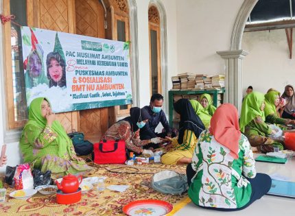 FOTO: Tim medis Puskesmas Ambunten menggelar program Pemeriksaan Kesehatan Gratis (PKG) secara keliling ke desa-desa, saat kegiatan Muslimat Nahdlatul Ulama (NU) Kecamatan Ambunten. (Ist/wartazone.com)