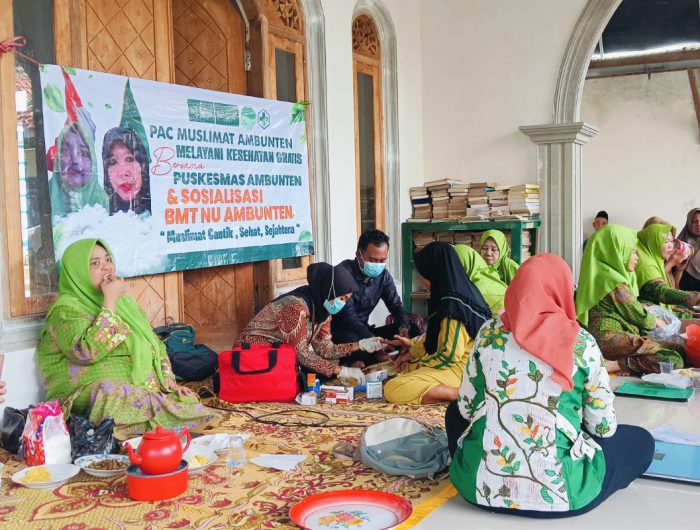 FOTO: Tim medis Puskesmas Ambunten menggelar program Pemeriksaan Kesehatan Gratis (PKG) secara keliling ke desa-desa, saat kegiatan Muslimat Nahdlatul Ulama (NU) Kecamatan Ambunten. (Ist/wartazone.com)