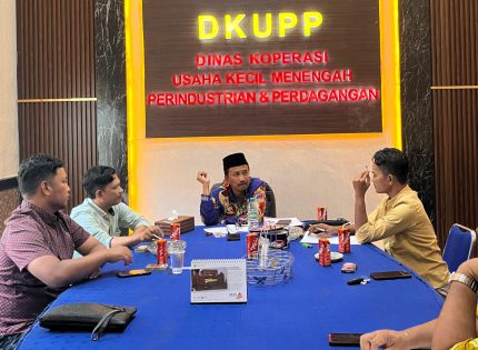 FOTO: Jajaran Dewan Pengurus Daerah Komite Nasional Pemuda Indonesia (DPD KNPI) Kabupaten Sumenep, menggelar diskusi terbatas dengan Kepala Dinas Koperasi Usaha Kecil Menengah Perindustrian dan Perdagangan (DKUPP) Sumenep, Moh Ramli. Kamis (12 Juni 2025).