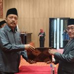FOTO: Pengesahan dua raperda dalam rapat paripurna DPRD Sumenep, ditandai dengan penandatanganan naskah persetujuan bersama antara unsur pimpinan DPRD dan pihak eksekutif.