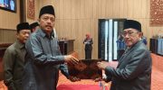 FOTO: Pengesahan dua raperda dalam rapat paripurna DPRD Sumenep, ditandai dengan penandatanganan naskah persetujuan bersama antara unsur pimpinan DPRD dan pihak eksekutif.