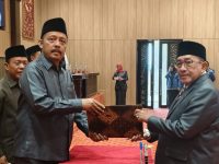 FOTO: Pengesahan dua raperda dalam rapat paripurna DPRD Sumenep, ditandai dengan penandatanganan naskah persetujuan bersama antara unsur pimpinan DPRD dan pihak eksekutif.