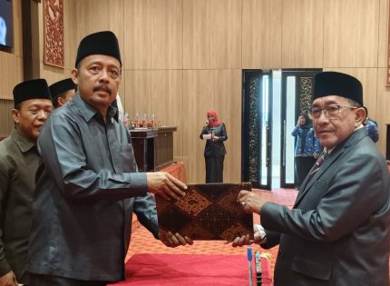 FOTO: Pengesahan dua raperda dalam rapat paripurna DPRD Sumenep, ditandai dengan penandatanganan naskah persetujuan bersama antara unsur pimpinan DPRD dan pihak eksekutif.