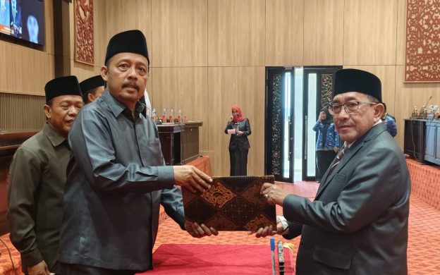 FOTO: Pengesahan dua raperda dalam rapat paripurna DPRD Sumenep, ditandai dengan penandatanganan naskah persetujuan bersama antara unsur pimpinan DPRD dan pihak eksekutif.