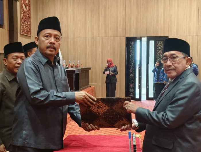 FOTO: Pengesahan dua raperda dalam rapat paripurna DPRD Sumenep, ditandai dengan penandatanganan naskah persetujuan bersama antara unsur pimpinan DPRD dan pihak eksekutif.