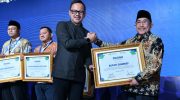 FOTO: Wakil Menteri Dalam Negeri, Arya Bima, saat menyerahkan penghargaan kepada Wakil Bupati Sumenep, KH. Imam Hasyim, yang hadir mewakili Bupati Fauzi, dalam acara Indonesia Water and Wastewater Expo and Forum (IWWEF) di Jakarta Convention Center (JCC), Kamis (12/6/2025).
