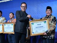 FOTO: Wakil Menteri Dalam Negeri, Arya Bima, saat menyerahkan penghargaan kepada Wakil Bupati Sumenep, KH. Imam Hasyim, yang hadir mewakili Bupati Fauzi, dalam acara Indonesia Water and Wastewater Expo and Forum (IWWEF) di Jakarta Convention Center (JCC), Kamis (12/6/2025).