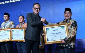 Bupati Sumenep Raih Penghargaan Perpamsi atas Dukungan terhadap Pengembangan BUMD Air Minum
