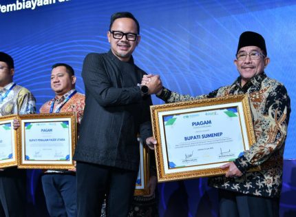 FOTO: Wakil Menteri Dalam Negeri, Arya Bima, saat menyerahkan penghargaan kepada Wakil Bupati Sumenep, KH. Imam Hasyim, yang hadir mewakili Bupati Fauzi, dalam acara Indonesia Water and Wastewater Expo and Forum (IWWEF) di Jakarta Convention Center (JCC), Kamis (12/6/2025).