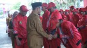 FOTO: Bupati Sumenep, Achmad Fauzi Wongsojudo, melepas kontingen Kabupaten Sumenep yang akan berpartisipasi dalam Pekan Olahraga Provinsi (Porprov) Jawa Timur IX tahun 2025. Senin (16/6/2025).