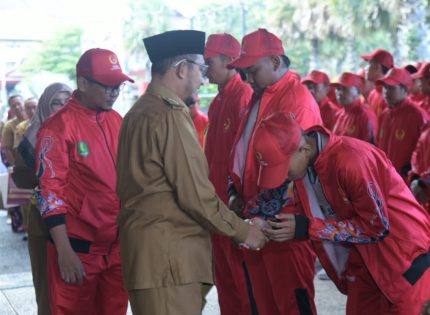 FOTO: Bupati Sumenep, Achmad Fauzi Wongsojudo, melepas kontingen Kabupaten Sumenep yang akan berpartisipasi dalam Pekan Olahraga Provinsi (Porprov) Jawa Timur IX tahun 2025. Senin (16/6/2025).
