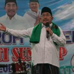 FOTO: Wakil Bupati Sumenep, KH. Imam Hasyim, saat menyampaikan sambutan pada pembukaan Festival Hadrah yang digelar dalam rangka memperingati Bulan Bung Karno. Acara berlangsung di Lapangan Sepakat, Kecamatan Lenteng, Selasa malam (10/6/2025).