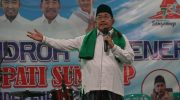 FOTO: Wakil Bupati Sumenep, KH. Imam Hasyim, saat menyampaikan sambutan pada pembukaan Festival Hadrah yang digelar dalam rangka memperingati Bulan Bung Karno. Acara berlangsung di Lapangan Sepakat, Kecamatan Lenteng, Selasa malam (10/6/2025).