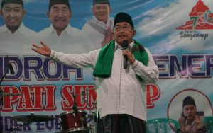 FOTO: Wakil Bupati Sumenep, KH. Imam Hasyim, saat menyampaikan sambutan pada pembukaan Festival Hadrah yang digelar dalam rangka memperingati Bulan Bung Karno. Acara berlangsung di Lapangan Sepakat, Kecamatan Lenteng, Selasa malam (10/6/2025).