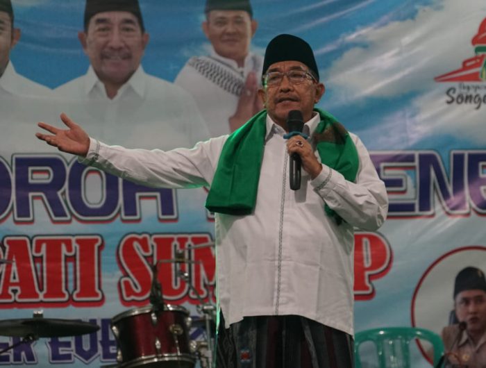 FOTO: Wakil Bupati Sumenep, KH. Imam Hasyim, saat menyampaikan sambutan pada pembukaan Festival Hadrah yang digelar dalam rangka memperingati Bulan Bung Karno. Acara berlangsung di Lapangan Sepakat, Kecamatan Lenteng, Selasa malam (10/6/2025).