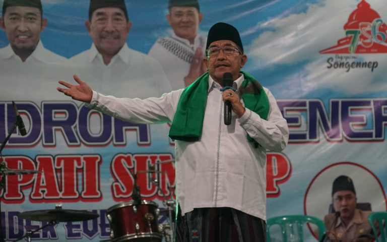 FOTO: Wakil Bupati Sumenep, KH. Imam Hasyim, saat menyampaikan sambutan pada pembukaan Festival Hadrah yang digelar dalam rangka memperingati Bulan Bung Karno. Acara berlangsung di Lapangan Sepakat, Kecamatan Lenteng, Selasa malam (10/6/2025).
