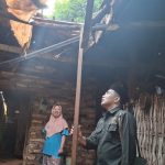 FOTO: Ketua Baznas Kabupaten Sumenep, Ahmad Rahman, saat menyalurkan bantuan program Rumah Tinggal Layak Huni (RTLH) kepada Asmani (60), warga Dusun Tajjan, Desa Salopeng, Kecamatan Dasuk, Kabupaten Sumenep, pada Senin (17/6/2025).