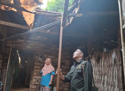FOTO: Ketua Baznas Kabupaten Sumenep, Ahmad Rahman, saat menyalurkan bantuan program Rumah Tinggal Layak Huni (RTLH) kepada Asmani (60), warga Dusun Tajjan, Desa Salopeng, Kecamatan Dasuk, Kabupaten Sumenep, pada Senin (17/6/2025).