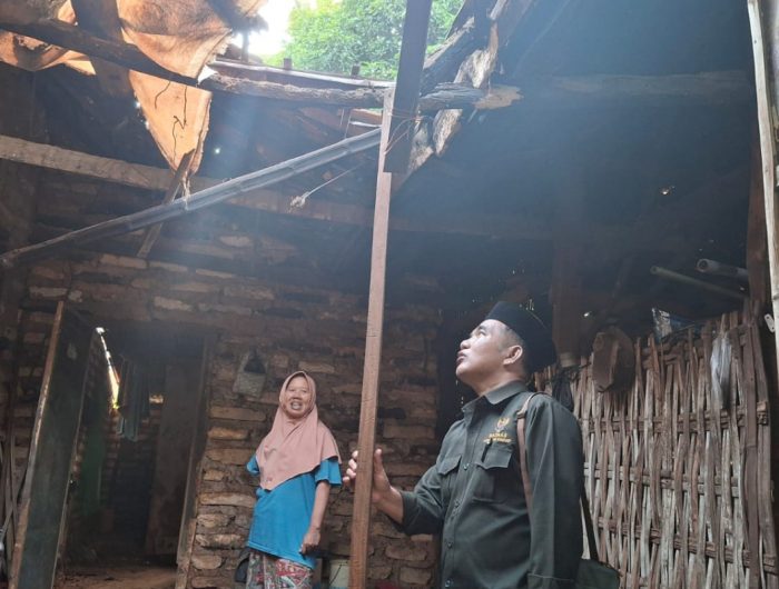 FOTO: Ketua Baznas Kabupaten Sumenep, Ahmad Rahman, saat menyalurkan bantuan program Rumah Tinggal Layak Huni (RTLH) kepada Asmani (60), warga Dusun Tajjan, Desa Salopeng, Kecamatan Dasuk, Kabupaten Sumenep, pada Senin (17/6/2025).