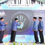 FOTO: Bupati Pamekasan Dr. KH. Kholilurrahman secara simbolis meluncurkan program Pelayanan Administrasi Kependudukan di Kecamatan (PADUKA), Selasa (17/6/2025).