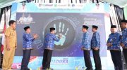 FOTO: Bupati Pamekasan Dr. KH. Kholilurrahman secara simbolis meluncurkan program Pelayanan Administrasi Kependudukan di Kecamatan (PADUKA), Selasa (17/6/2025).