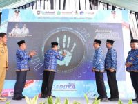 FOTO: Bupati Pamekasan Dr. KH. Kholilurrahman secara simbolis meluncurkan program Pelayanan Administrasi Kependudukan di Kecamatan (PADUKA), Selasa (17/6/2025).