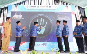 FOTO: Bupati Pamekasan Dr. KH. Kholilurrahman secara simbolis meluncurkan program Pelayanan Administrasi Kependudukan di Kecamatan (PADUKA), Selasa (17/6/2025).
