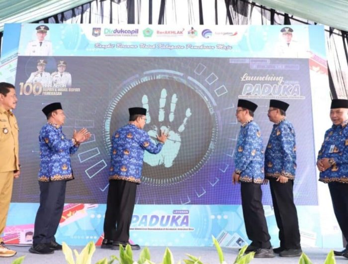 FOTO: Bupati Pamekasan Dr. KH. Kholilurrahman secara simbolis meluncurkan program Pelayanan Administrasi Kependudukan di Kecamatan (PADUKA), Selasa (17/6/2025).