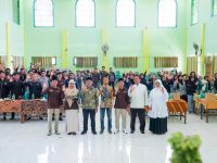 FOTO: Peserta, panitia, dan tamu undangan berfoto bersama usai pembukaan TECHNOfest 2025, di Aula Fakultas Teknik Universitas Islam Madura (UIM), Senin (23/6/2025).
