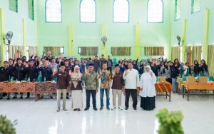 FOTO: Peserta, panitia, dan tamu undangan berfoto bersama usai pembukaan TECHNOfest 2025, di Aula Fakultas Teknik Universitas Islam Madura (UIM), Senin (23/6/2025).