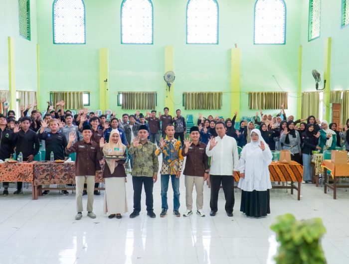 FOTO: Peserta, panitia, dan tamu undangan berfoto bersama usai pembukaan TECHNOfest 2025, di Aula Fakultas Teknik Universitas Islam Madura (UIM), Senin (23/6/2025).