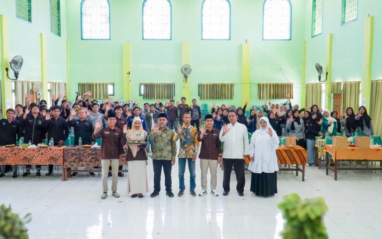 FOTO: Peserta, panitia, dan tamu undangan berfoto bersama usai pembukaan TECHNOfest 2025, di Aula Fakultas Teknik Universitas Islam Madura (UIM), Senin (23/6/2025).