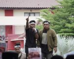 FOTO: Aktivis Gerakan Mahasiswa Kangean saat berunjuk rasa di depan Kantor Bupati Sumenep, Rabu (25/6/2025). Aksi ini merupakan kelanjutan dari protes mereka sebelumnya, menuntut dihentikannya survei seismik migas oleh Kangean Energy Indonesia (KEI), di wilayah Kepulauan Kangean.