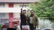 FOTO: Aktivis Gerakan Mahasiswa Kangean saat berunjuk rasa di depan Kantor Bupati Sumenep, Rabu (25/6/2025). Aksi ini merupakan kelanjutan dari protes mereka sebelumnya, menuntut dihentikannya survei seismik migas oleh Kangean Energy Indonesia (KEI), di wilayah Kepulauan Kangean.