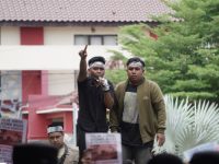 FOTO: Aktivis Gerakan Mahasiswa Kangean saat berunjuk rasa di depan Kantor Bupati Sumenep, Rabu (25/6/2025). Aksi ini merupakan kelanjutan dari protes mereka sebelumnya, menuntut dihentikannya survei seismik migas oleh Kangean Energy Indonesia (KEI), di wilayah Kepulauan Kangean.