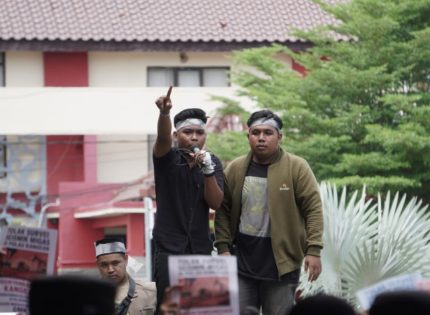 FOTO: Aktivis Gerakan Mahasiswa Kangean saat berunjuk rasa di depan Kantor Bupati Sumenep, Rabu (25/6/2025). Aksi ini merupakan kelanjutan dari protes mereka sebelumnya, menuntut dihentikannya survei seismik migas oleh Kangean Energy Indonesia (KEI), di wilayah Kepulauan Kangean.