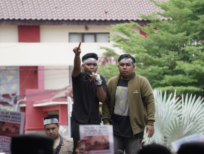 FOTO: Aktivis Gerakan Mahasiswa Kangean saat berunjuk rasa di depan Kantor Bupati Sumenep, Rabu (25/6/2025). Aksi ini merupakan kelanjutan dari protes mereka sebelumnya, menuntut dihentikannya survei seismik migas oleh Kangean Energy Indonesia (KEI), di wilayah Kepulauan Kangean.